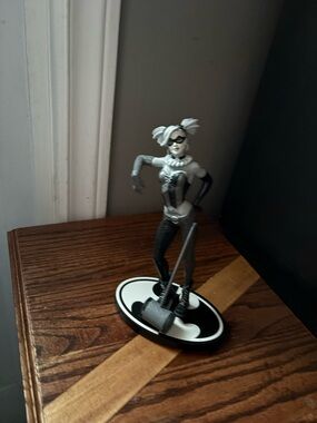 DC Comics Harley Quinn Black & White Resin Statue